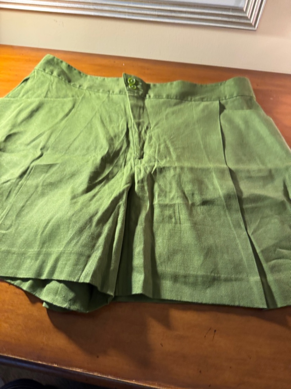 CAbi Traipse Size 16 NWOT brand  new style 6398 Green Pleated Short
